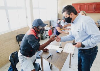 Vota García Cabeza de Vaca en su natal Reynosa