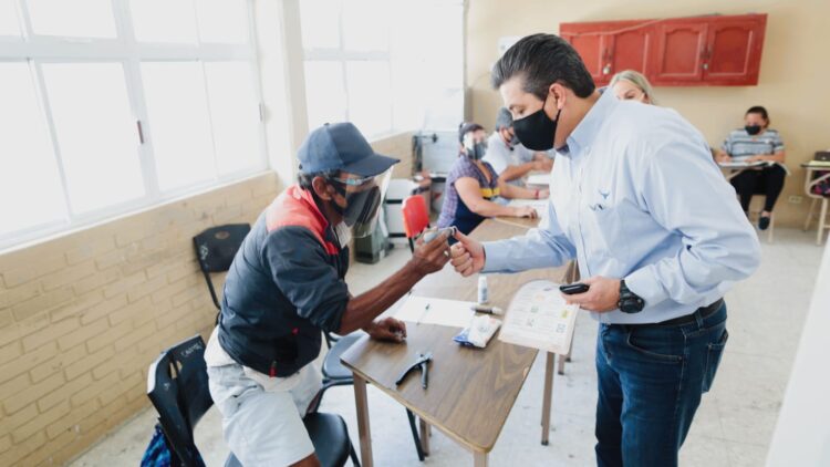 Vota García Cabeza de Vaca en su natal Reynosa