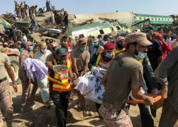 Choque de trenes deja al menos 40 muertos en Pakistán