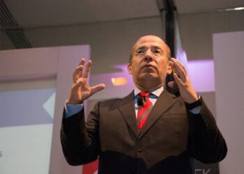 Ex-presidente Felipe Calderón acude a hospital por covid-19