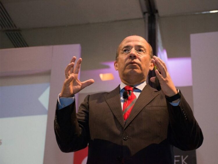 Ex-presidente Felipe Calderón acude a hospital por covid-19