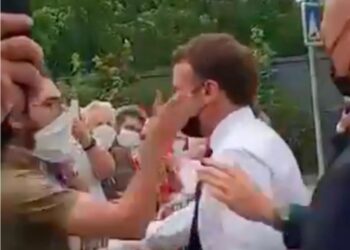Dan cachetada a Emmanuel Macron al acercarse a multitud