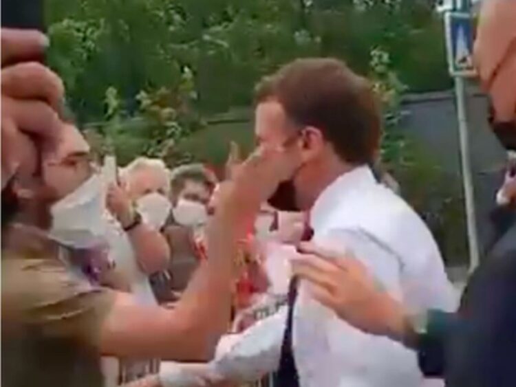 Dan cachetada a Emmanuel Macron al acercarse a multitud