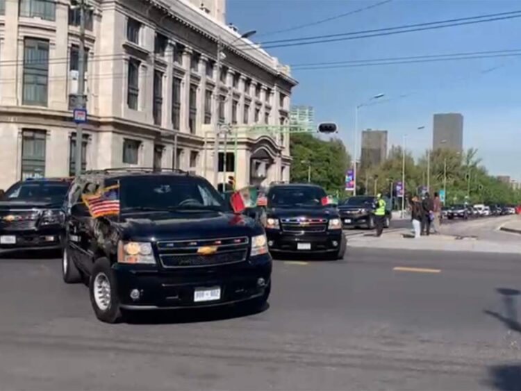 Convoy de más de 10 camionetas acompaña a Kamala Harris al Zócalo CDMX