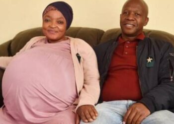 Mujer sudafricana de 37 años da a luz a 10 bebés