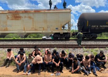 Patrulla Fronteriza rescata a indocumentados de vagones tolva de granos