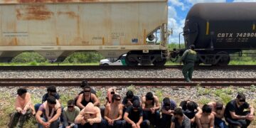 Patrulla Fronteriza rescata a indocumentados de vagones tolva de granos