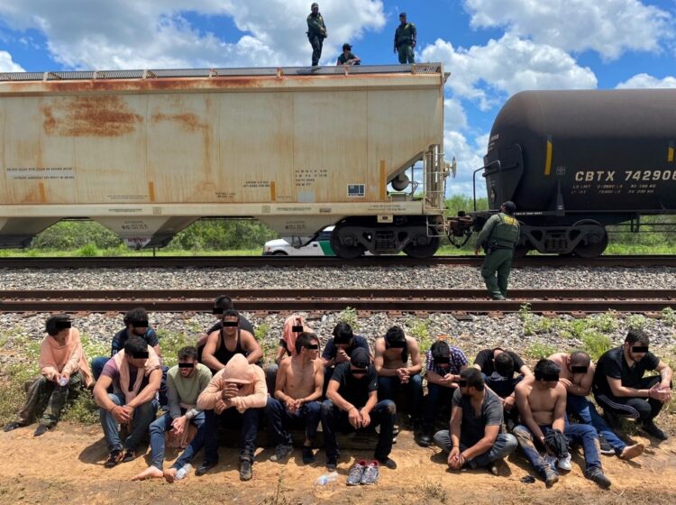 Patrulla Fronteriza rescata a indocumentados de vagones tolva de granos