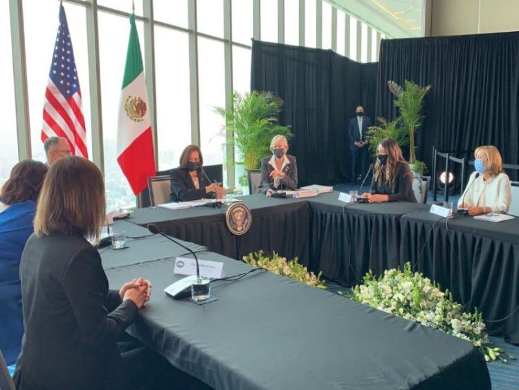 Kamala Harris se reúne con mujeres emprendedoras mexicanas