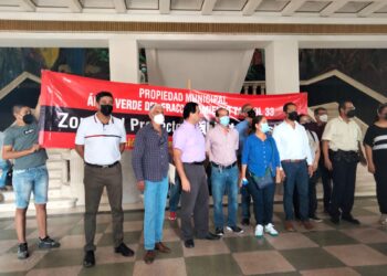 Denuncian a particular que pretende invadir área pública en Tancol 33 de Tampico