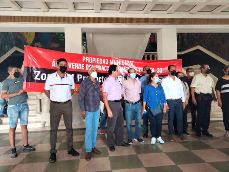 Denuncian a particular que pretende invadir área pública en Tancol 33 de Tampico