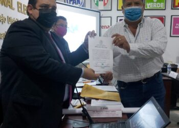 Recibe Almaraz  constancia de mayoría como diputado federal