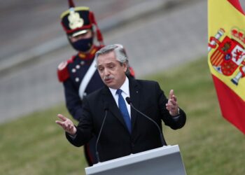 Presidente de Argentina ofrece disculpas tras decir que ‘mexicanos salieron de los indios’