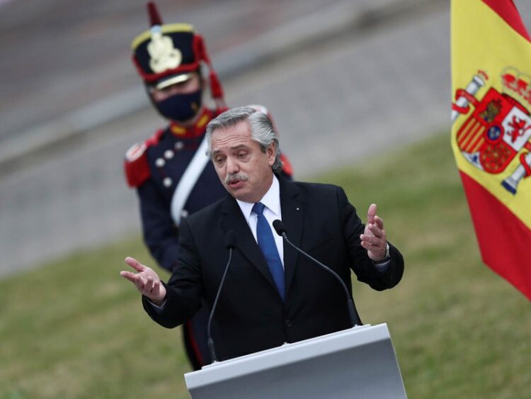 Presidente de Argentina ofrece disculpas tras decir que ‘mexicanos salieron de los indios’