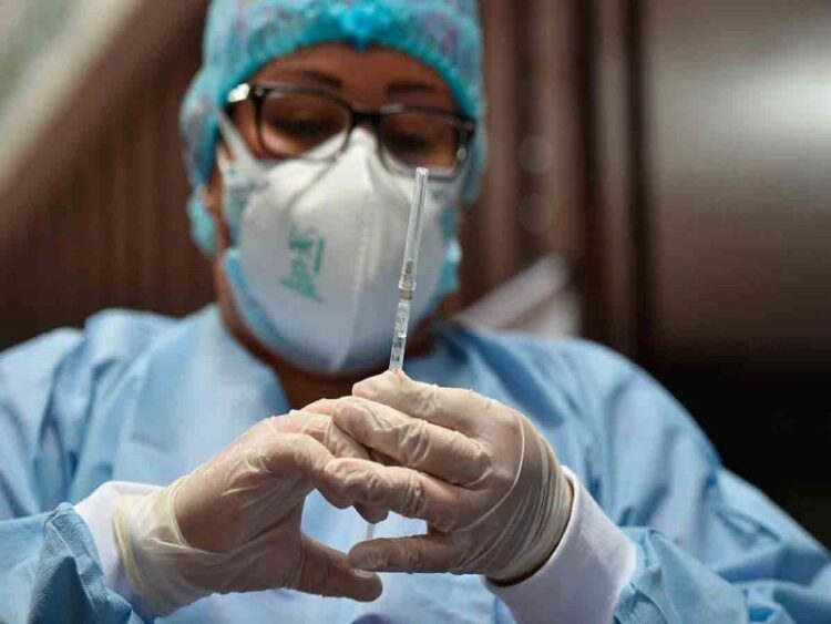 OPS llama a México a incrementar vacunación para controlar pandemia