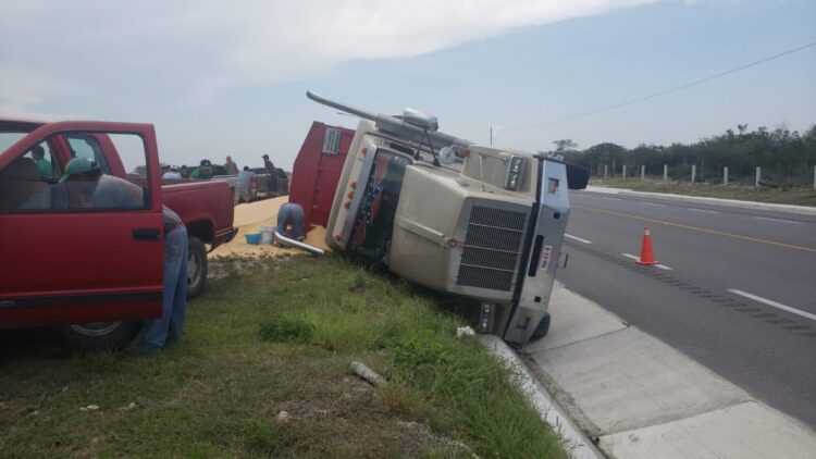 Vuelca trailer cargado con harina de soya