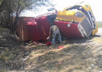 Vuelca tráiler cargado con diferenciales