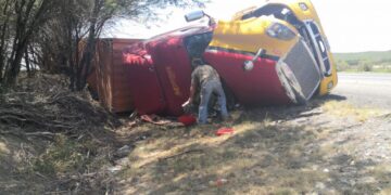 Vuelca tráiler cargado con diferenciales