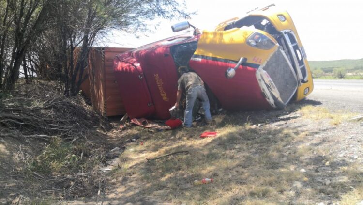 Vuelca tráiler cargado con diferenciales