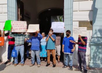 Exigen colonos cartas de residencia, cierran el 17