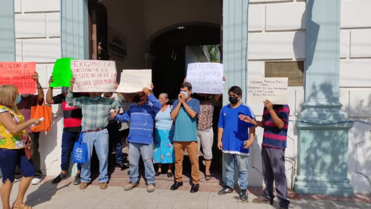 Exigen colonos cartas de residencia, cierran el 17