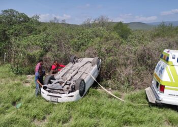 Familia herida en volcadura