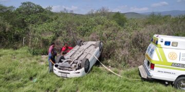 Familia herida en volcadura