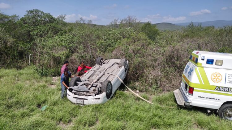 Familia herida en volcadura