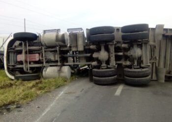 Vuelca tráiler y chofer sale lesionado