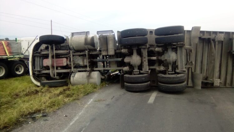 Vuelca tráiler y chofer sale lesionado