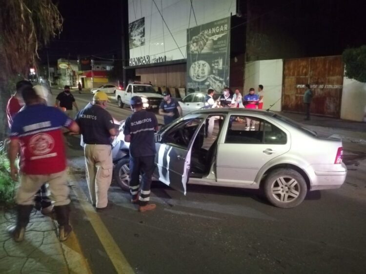 Chofer destroza su auto al chocar con palmera