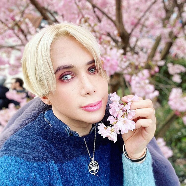 Tras 18 de cirugías, youtuber inglés se declara transracial