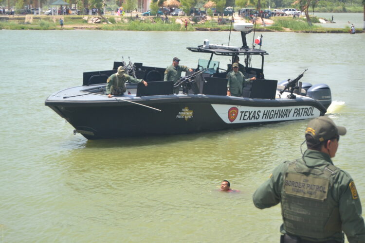 Abbott dice que tiene plan para “detener a las personas que crucen sin documentos”