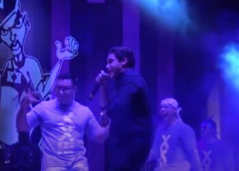 Samuel Garcia celebra triunfo cantando con los Kumbia Kings