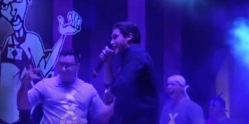 Samuel Garcia celebra triunfo cantando con los Kumbia Kings