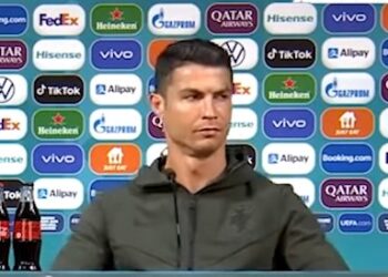 Cristiano Ronaldo se molesta por Coca Colas en rueda de prensa