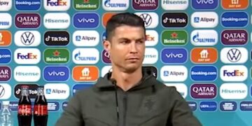 Cristiano Ronaldo se molesta por Coca Colas en rueda de prensa