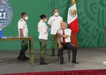 AMLO recibe segunda dosis de vacuna AstraZeneca