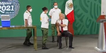 AMLO recibe segunda dosis de vacuna AstraZeneca