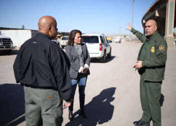 Demócratas y organizaciones civiles consideran peligroso plan de seguridad fronteriza de Abbott