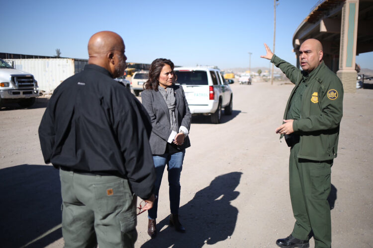 Demócratas y organizaciones civiles consideran peligroso plan de seguridad fronteriza de Abbott