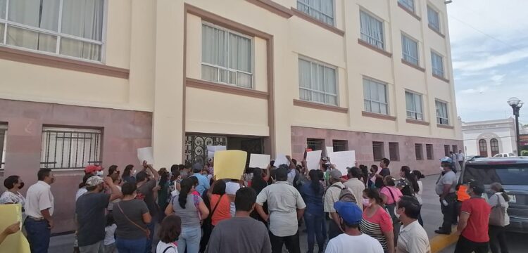 Protestan colonos en Palacio de Gobierno