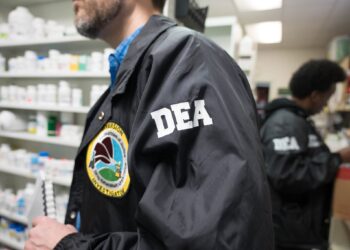 Pospone juez indefinidamente sentencia contra ex gente de la DEA