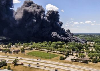 Desalojan a cientos de personas después de la explosión en planta industrial en Illinois