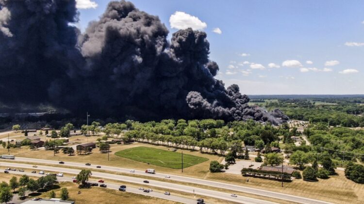 Desalojan a cientos de personas después de la explosión en planta industrial en Illinois
