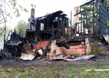 Arrestan a pirómano tras incendiar su propia casa.