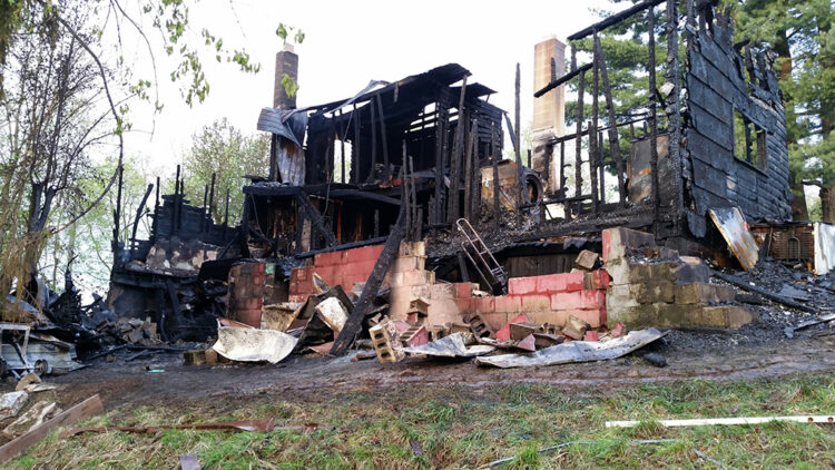 Arrestan a pirómano tras incendiar su propia casa.
