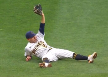 Luis Urías protagoniza jugada en las Grandes Ligas