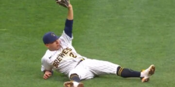 Luis Urías protagoniza jugada en las Grandes Ligas