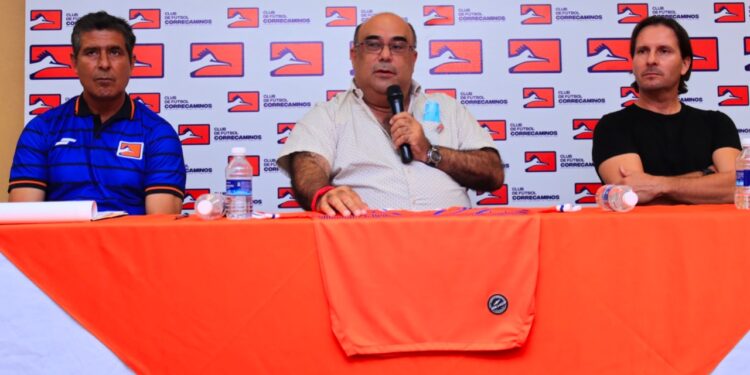 Presenta Miguel Mansur al nuevo Técnico de Correcaminos